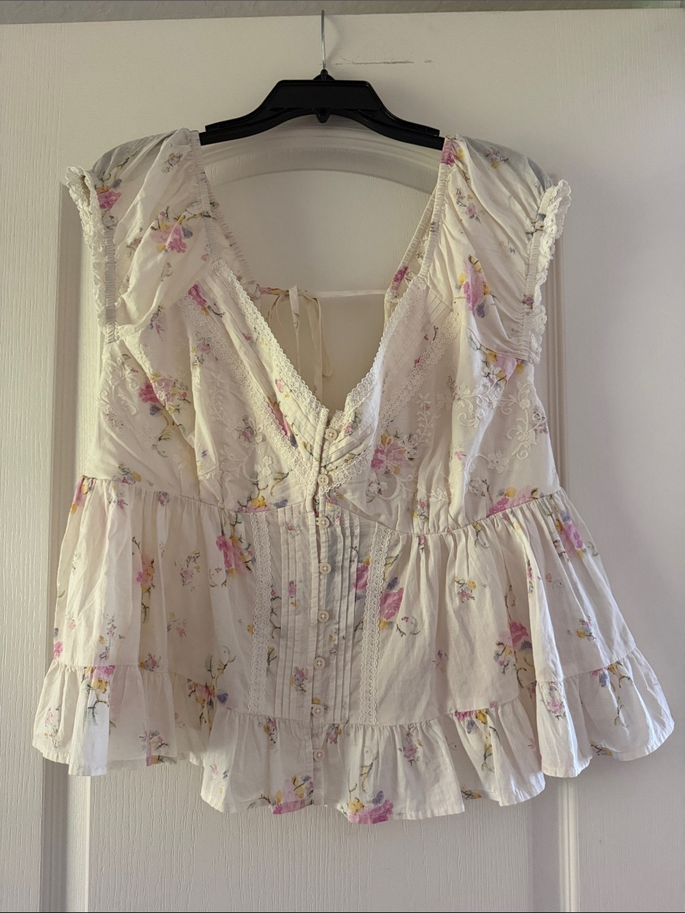 Universal Thread Cream Floral Ruffle V‑Neck Peplum Blouse